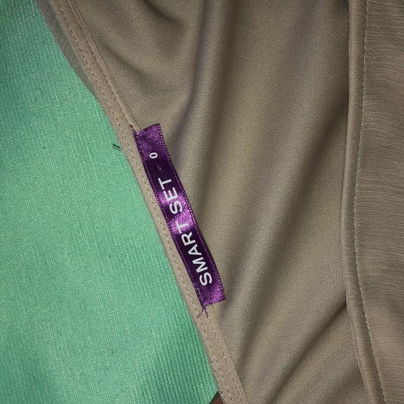 A simple beige dress that will turn heads - Picture 3 of 3